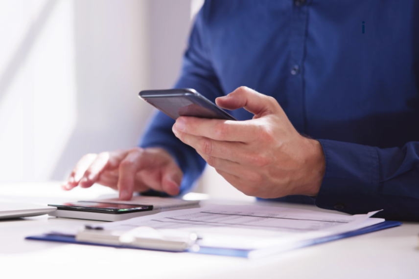 telefon inimese käes