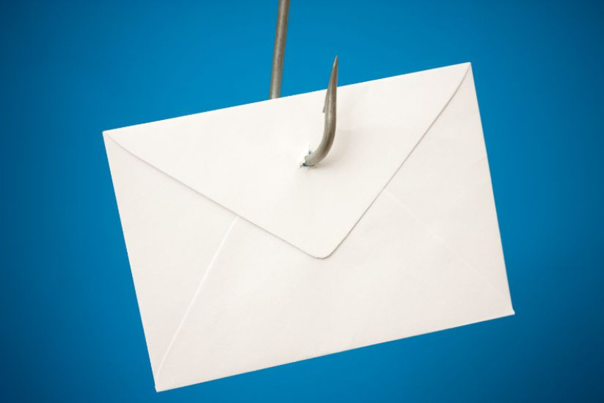 ümbrik millest on konks läbi torgatud