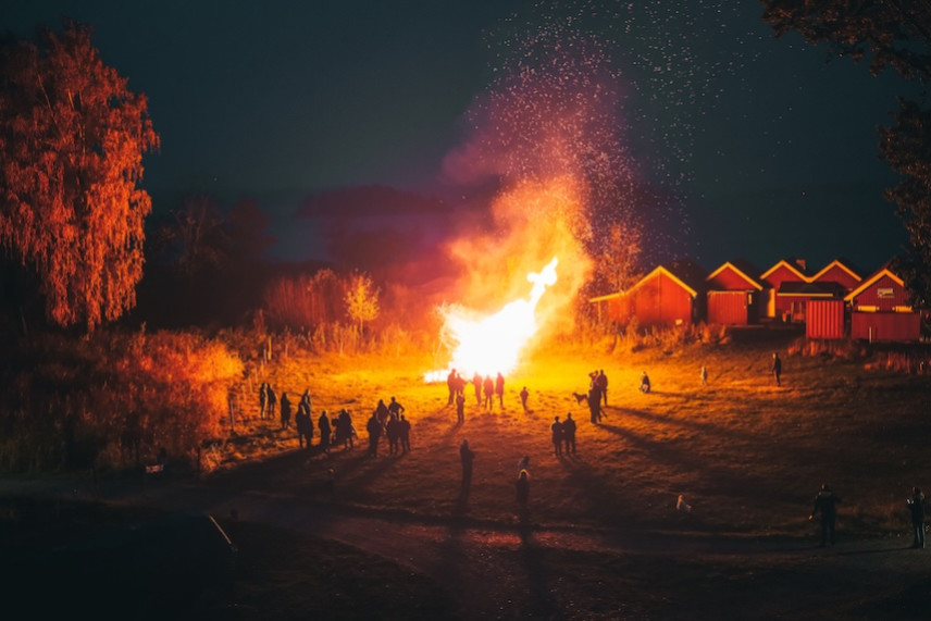 Illustreeriv pilt inimestest lõkke ääres