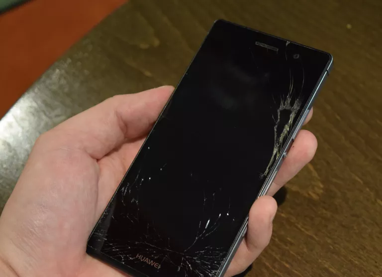 Katkise ekraaniga telefon.