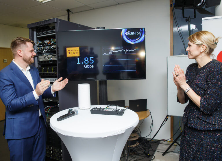 Elisa tehnoloogiaüksuse juht Toomas Polli ja ettevõtlus- ja infotehnoloogiaminister Urve Palo demonstreerimas eelstandardiseeritud 5G kiirusi.