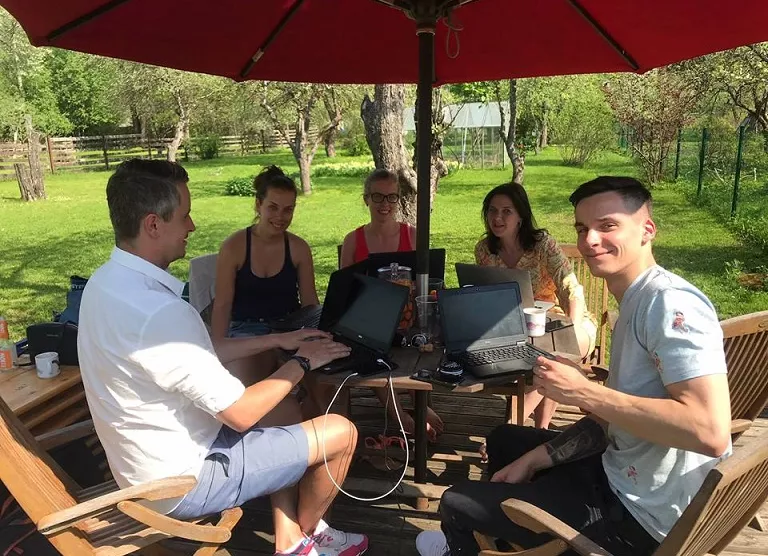 Idea kaugtööd tegemas