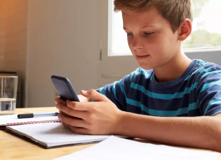 Nõuandeid, kuidas koolilapsele nutitelefoni valida ja seda targalt kasutada