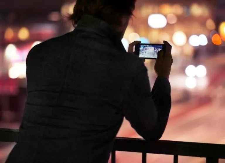 Must reede tõi turule uue rahvatelefoni