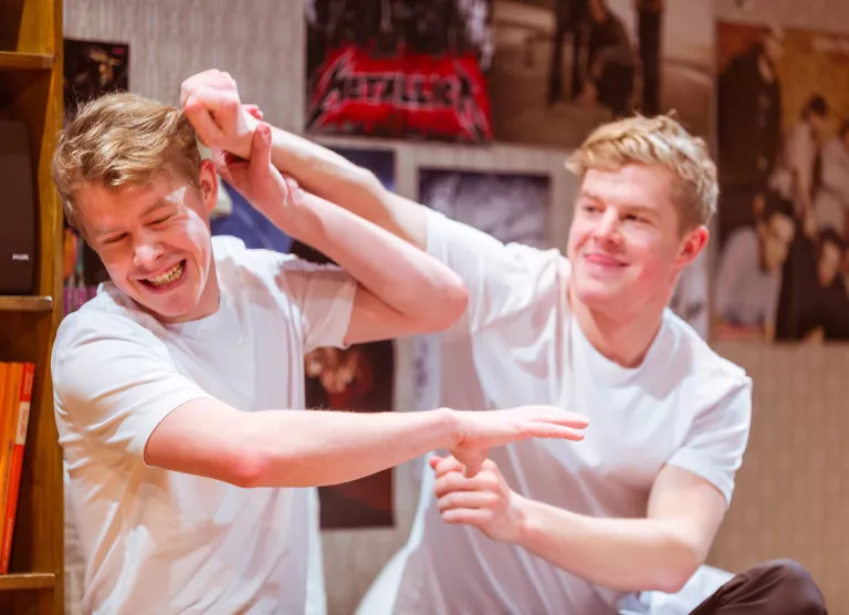 Elisa Elamus toob teatri koju: saadaval uus lavastus „Kriipsud uksepiidal“ 