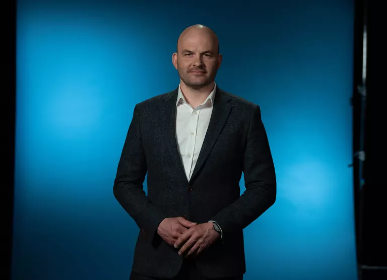 Elisa originaalsarja „Üle noatera“ uue hooaja avaosa heidab pilgu Siim Kallase peaministri fiaskole