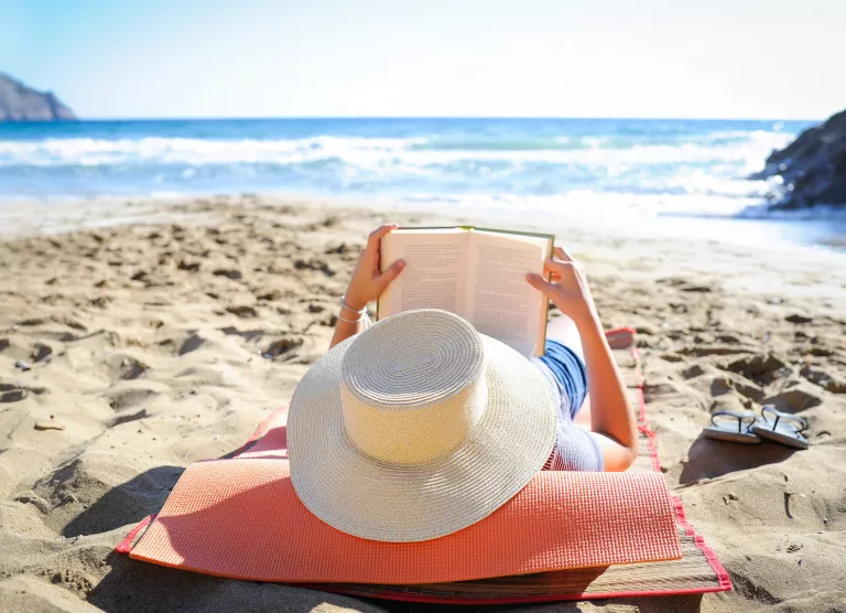 Rannas raamatut lugemas