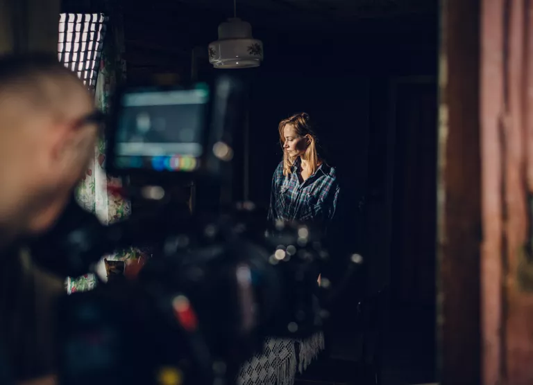 Elisa uus kodumaine originaalsari „Valguses ja varjus“ jõudis olulise verstapostini