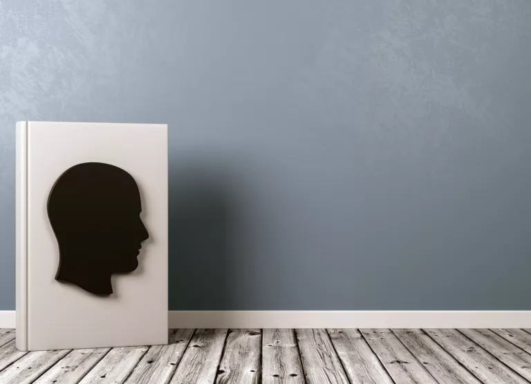 Raamat seina taustal