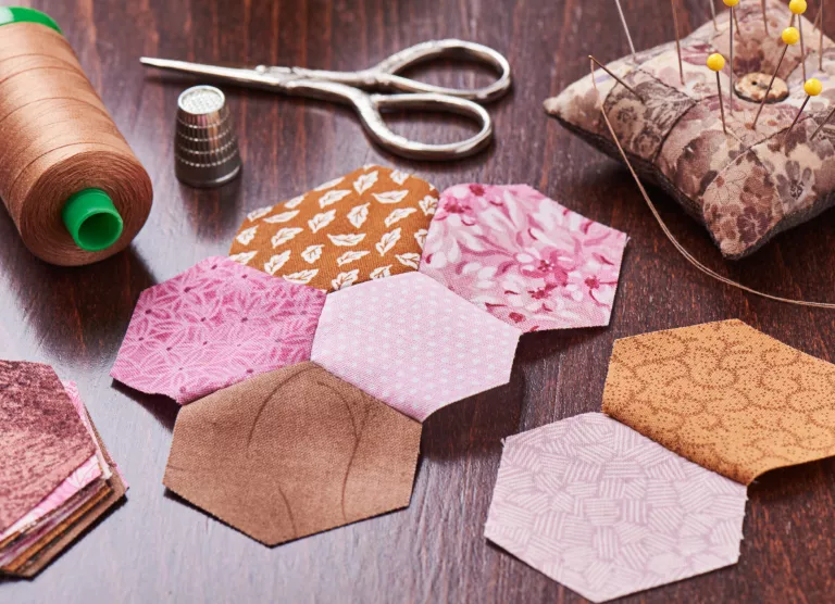 Pildil on erinevad õmblemistarbed