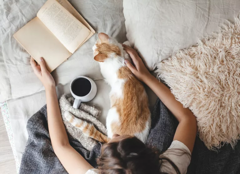 Tüdruk diivanil raamatut lugemas