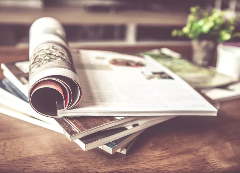 Erinevad ajakirjad laual virnas