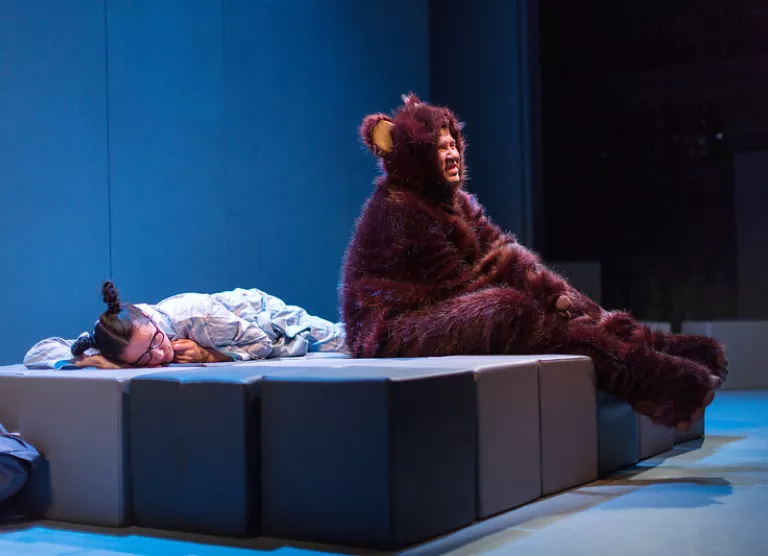 Homme linastub Elisa Stage platvormil Tallinna Linnateatri lavastus „Kurbus ja rõõm kaelkirjakute elus“