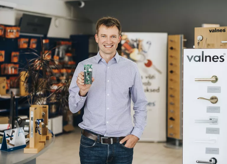 Pildil hoiab Valnese elektroonika osakonnajuht Taavi Kalvik käes nutiluku läbipääsukontrollerit