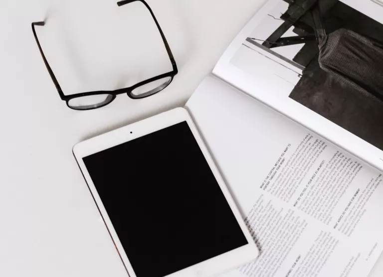 Populaarse lugemisäpi statistika: lugejaid köitis Mihkel Raua mahlakas suhteraamat, ülemaailmsed bestsellerid ja suviselt kerge horoskoop