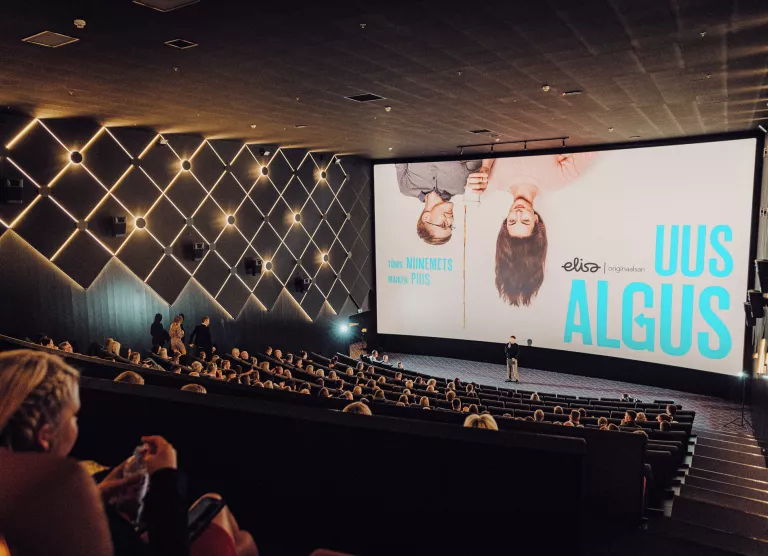 Mitmesajale külalisele linastunud Elisa komöödiasari „Uus algus“ on tänasest saadaval