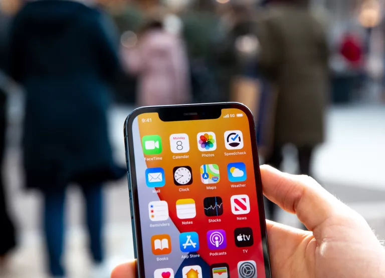 Elisa tõi turule uued 5G nutipaketid, mis aitavad kulutusi kontrolli all hoida ja kaitsevad pahatahtlike veebilehtede eest 