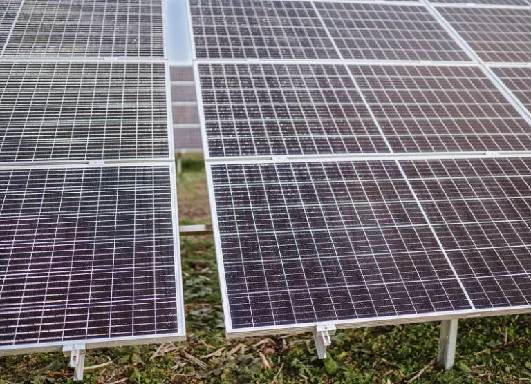 Elisa on esimese telekomina püstitanud juba üle kümne reaalselt toimiva päikesejaama