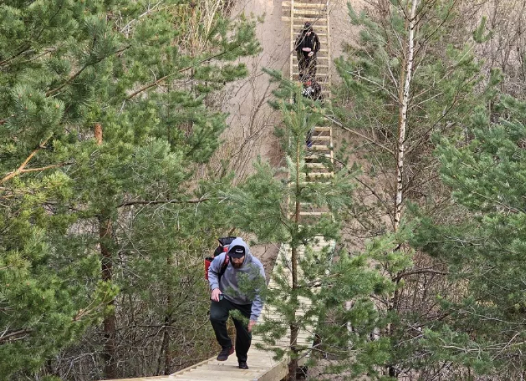 Elisa toel sai Eesti üks menukamaid discgolfiparke Männikul ohutu trepi