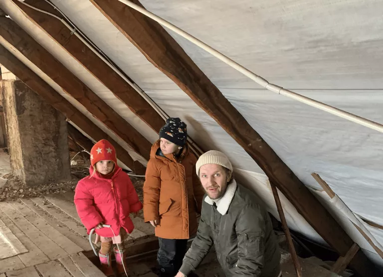 Saates „Laupäev isaga“ askeldab sel korral lastega armastatud laulja Robert Linna