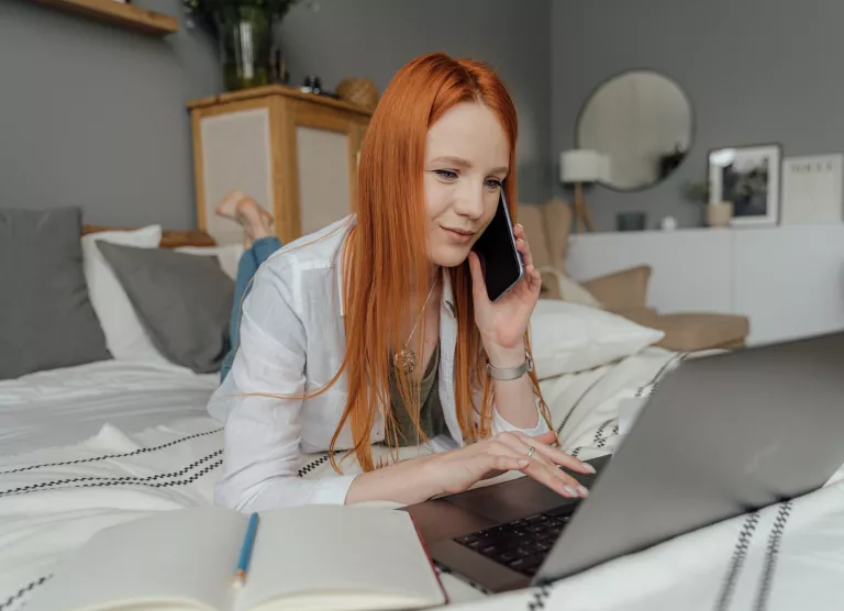 naine arvutit kasutamas