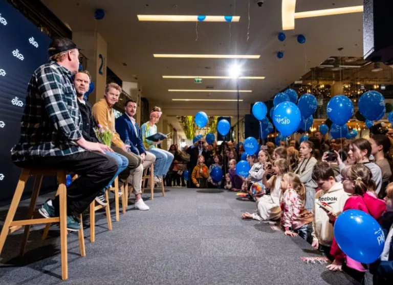 Näitlejad laval, lava ees lapsed