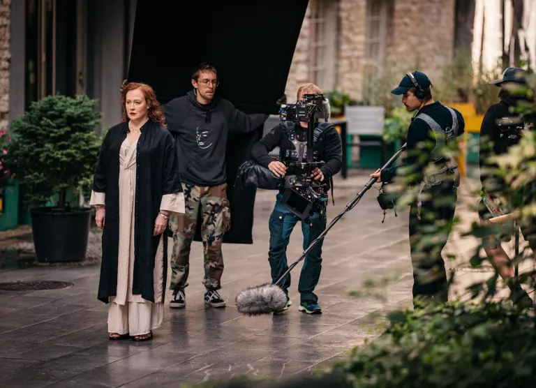 Naine, kelle ümber filmi võttemeeskond