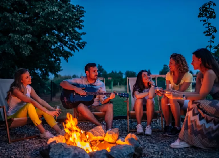 inimesed istuvad lõkke ümber