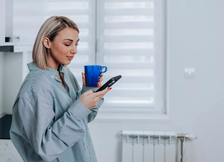 Naine nutitelefoniga