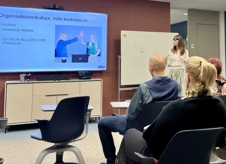 kohtumisel inimesed istuvad