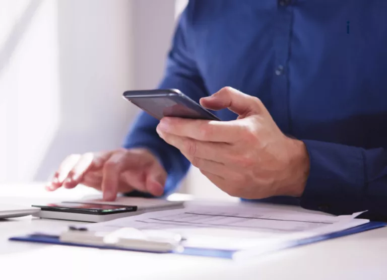 telefon inimese käes