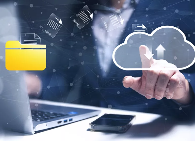 Käsi puudutamas pilveikoonile, kust liiguvad dokumendid digitaalsest kaustast pilve. Taustal võrgustik, esiplaanil sülearvuti ja telefon.