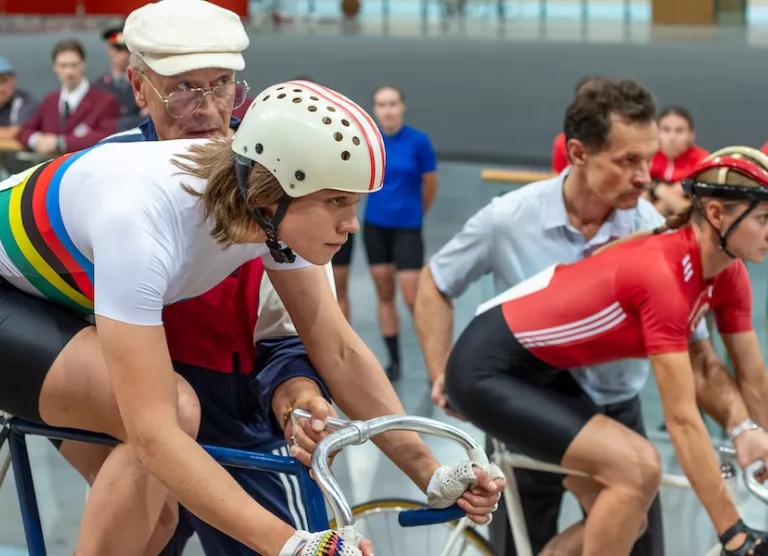 pilt võtetelt, kuidas ratta seljas on peategelane