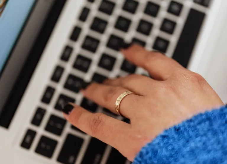 naise käsi klaviatuuril