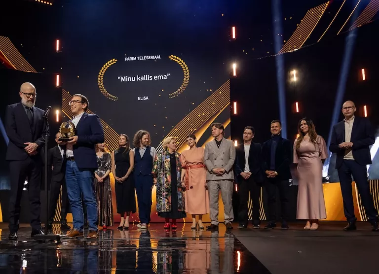 meeskond auhinda vastu võtmas