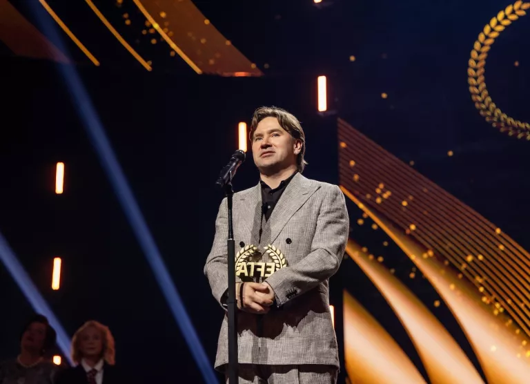 Indrek Ojari võtab vastu auhinada