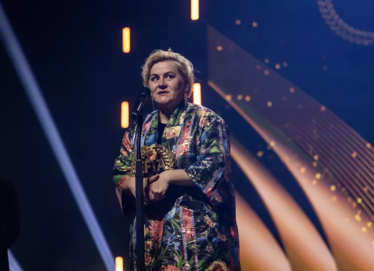 gristina pahmann eftat vastu võtmas laval