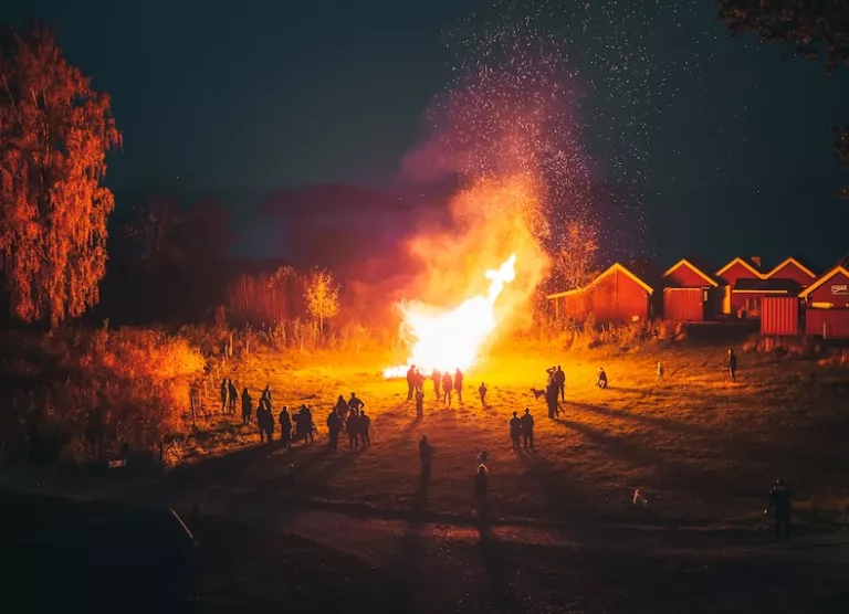Illustreeriv pilt inimestest lõkke ääres
