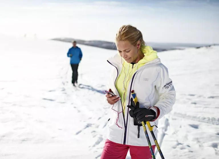 Külmakraadid kimbutavad elektroonikat: Kuidas nutitelefoni pakase eest kaitsta?